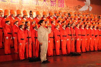 他以裁缝身份为掩护,拉姐弟入伍,姐姐壮烈牺牲,弟弟成为将军